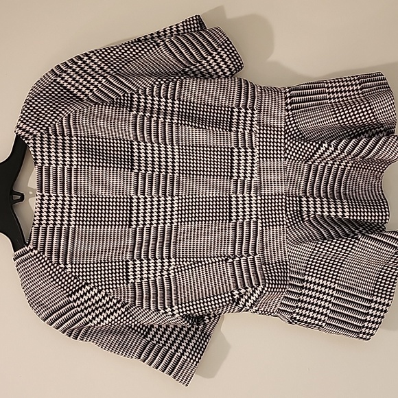 Gracia Black and White Houndstooth Peplum Zip Blouse - Picture 4 of 4